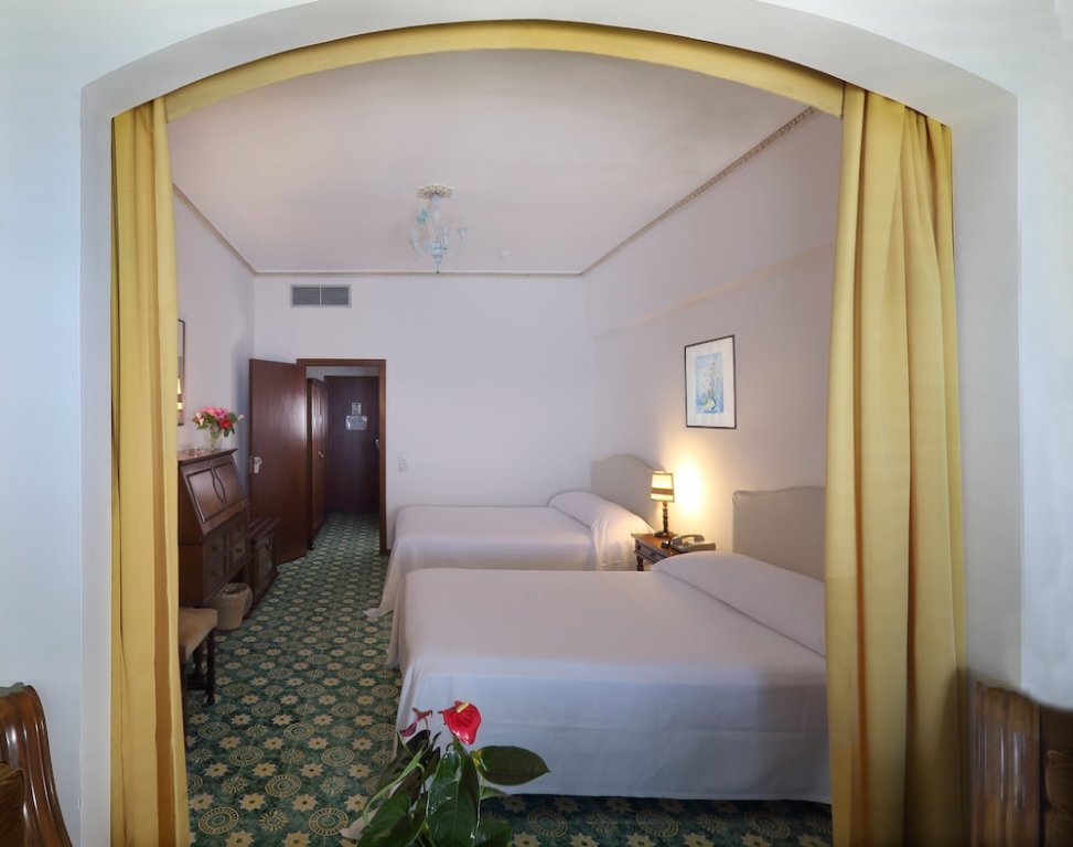 Standard Vierer Zimmer mit Balkon und mit Meerblick Hotel Lido Mediterranee