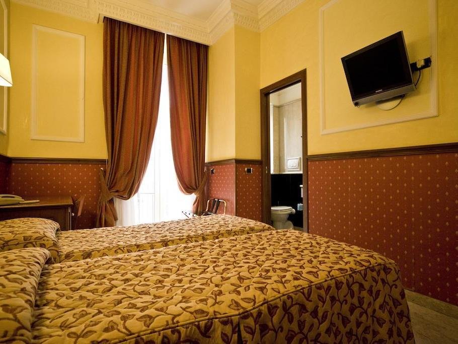 Кровать в общем номере Hotel Donatello