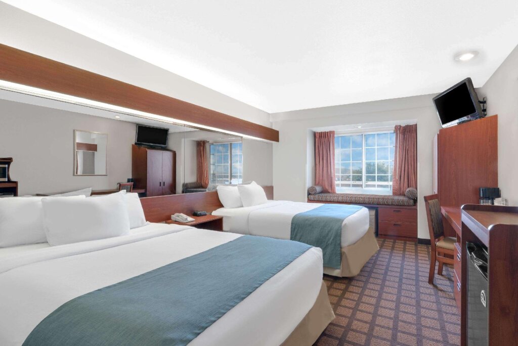 Четырёхместный номер Standard Microtel Inn & Suites by Wyndham Rapid City