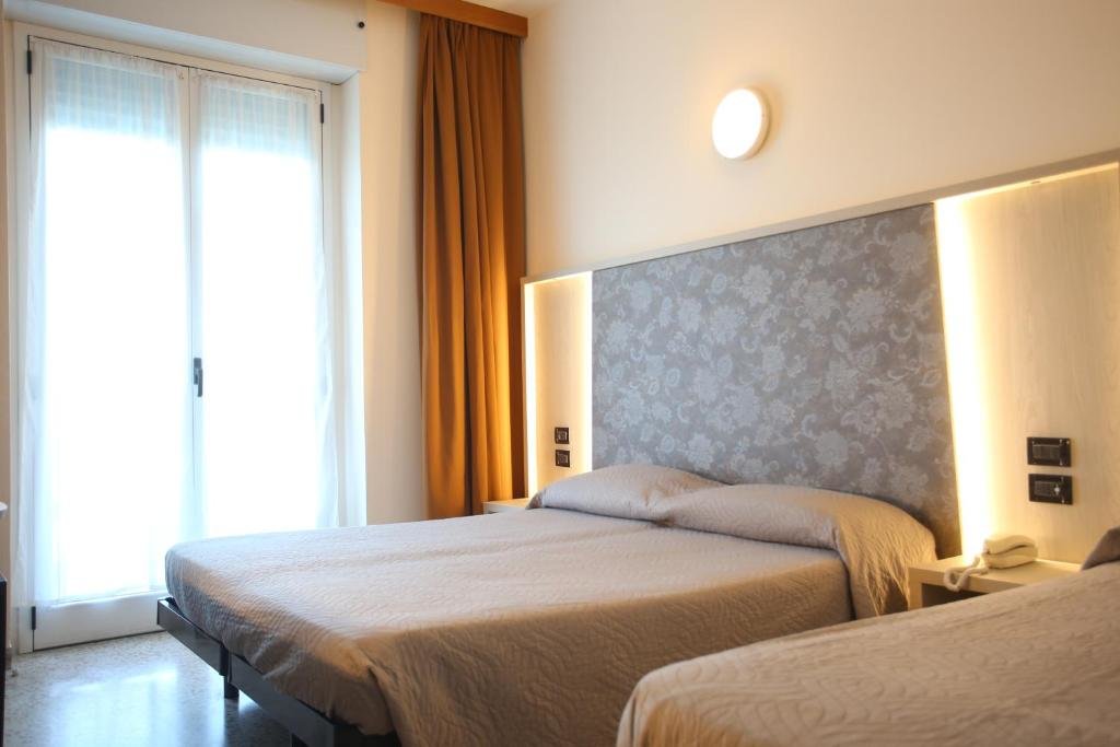 Standard Triple room with pool view Hotel Torino