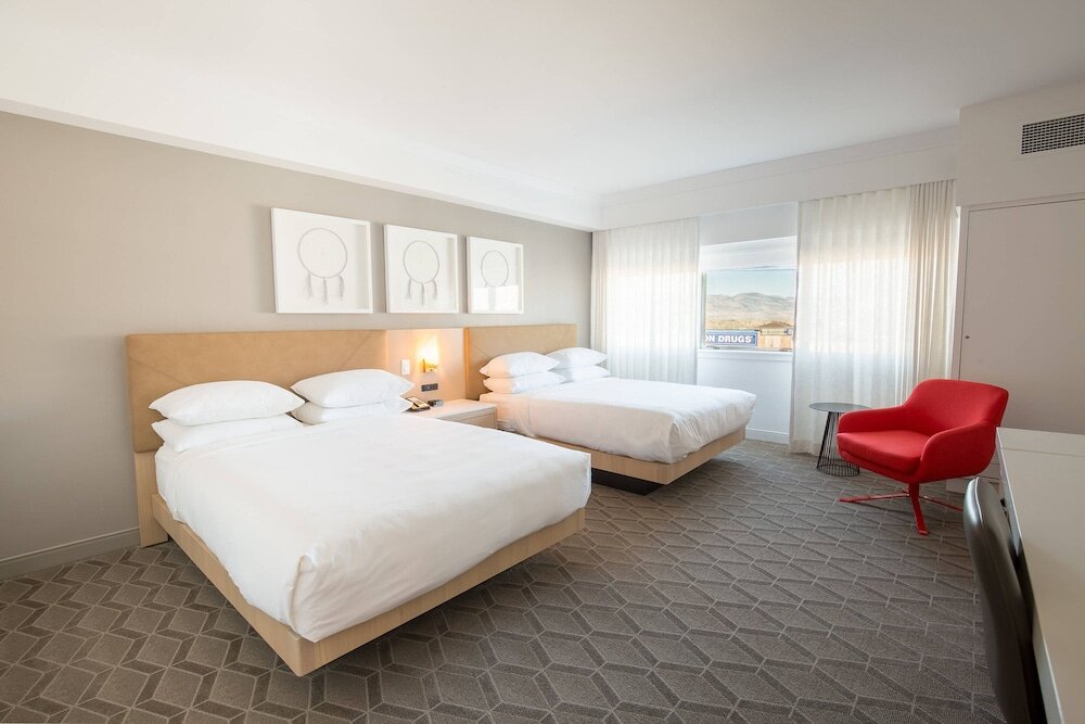 Четырёхместный номер Standard Delta Hotels by Marriott Kamloops