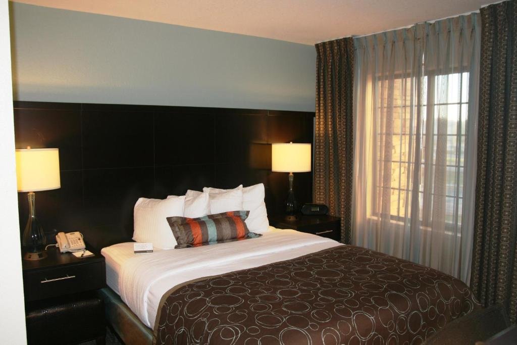 Standard room Staybridge Suites Tulsa-Woodland Hills, an IHG Hotel