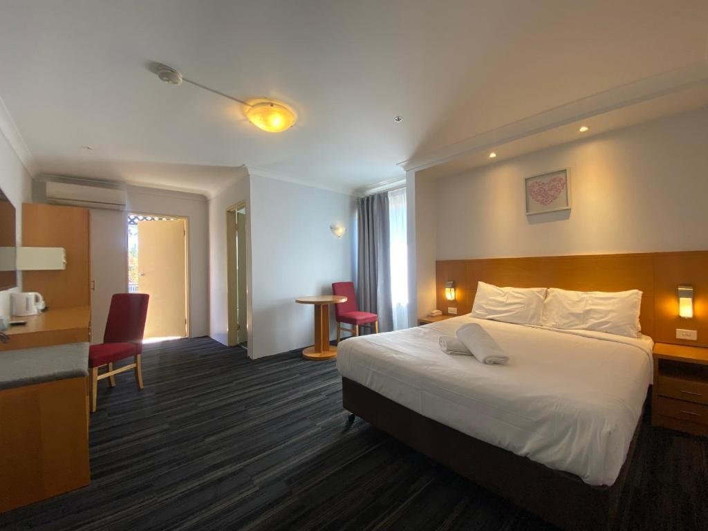 Standard Double room with balcony Garden Lodge Sydney Hotel