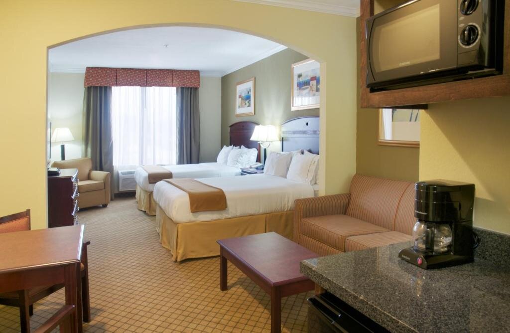 Четырёхместный люкс Holiday Inn Express Hotel & Suites Winnie, an IHG Hotel