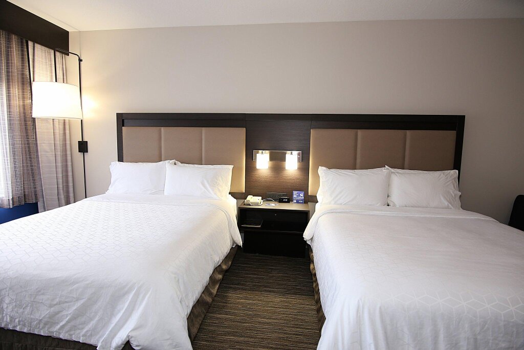 Четырёхместный номер Standard Holiday Inn Express & Suites Ashland, an IHG Hotel