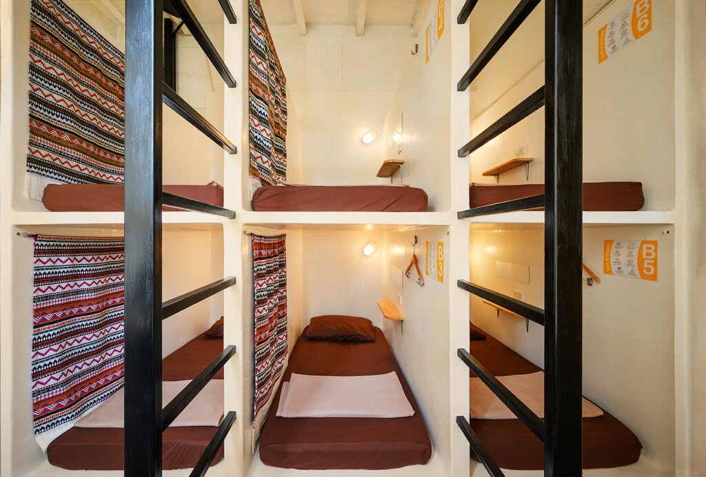 Кровать в общем номере (женский номер) Warm White Hostel