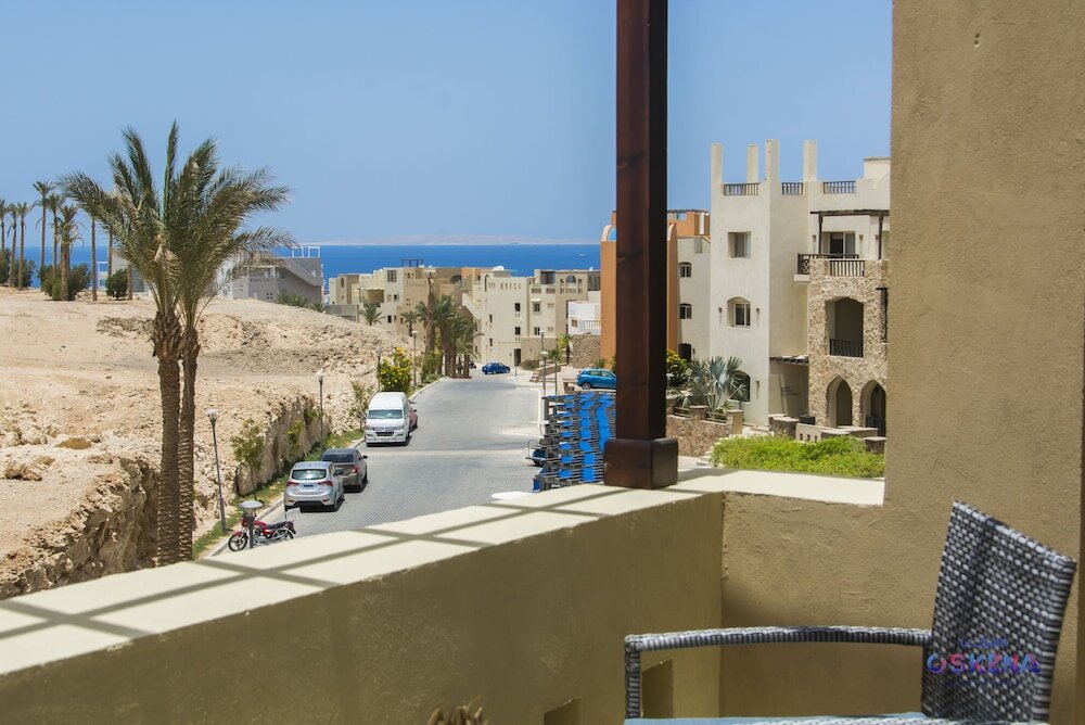 Семейные апартаменты с балконом Outstanding Red Sea View-Brand New Azzurra Apartments