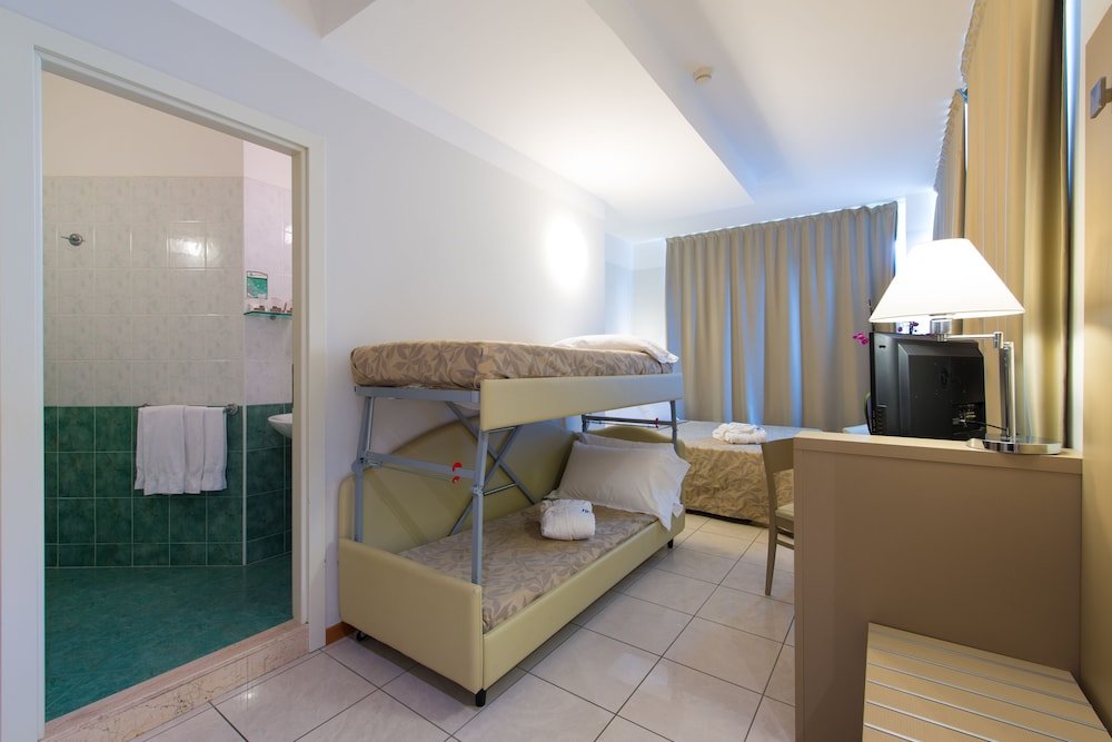 Четырёхместный номер Comfort c 1 комнатой Hotel Cristallo