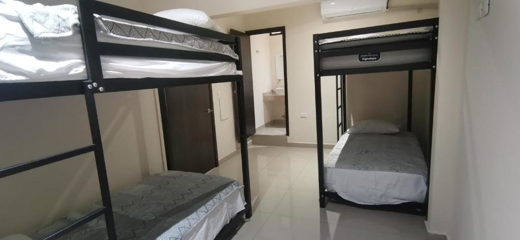 Кровать в общем номере Calam Hotel