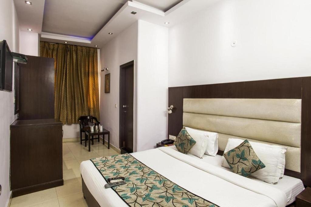 Deluxe room Hotel Sarthak Palace near Karol Bagh Metro station New Delhi