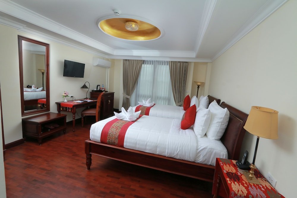 Номер Deluxe с 2 комнатами с балконом и с видом на город Phasouk Vien Chantra Hotel