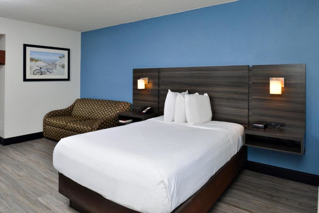 Четырёхместный люкс с 2 комнатами SureStay Hotel by Best Western Virginia Beach Royal Clipper