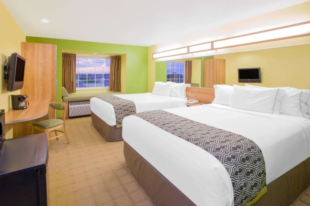 Deluxe quadruple chambre Microtel Inn & Suites by Wyndham Delphos