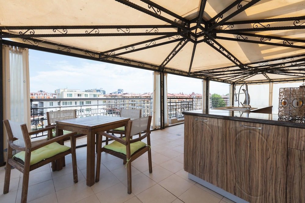Luxus Apartment Two Bedroom Apartment with Large Balcony