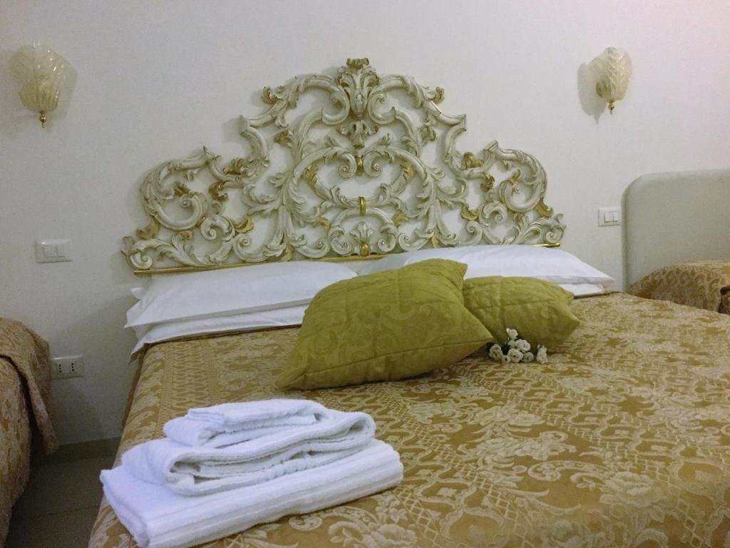 Habitación triple Estándar Residenza Due Torri check in presso HOTEL CENTRALE Vicolo Cattani 7