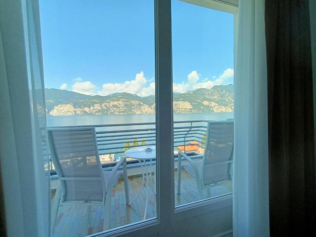 Трёхместный номер Superior с балконом и с видом на озеро Hotel Capri