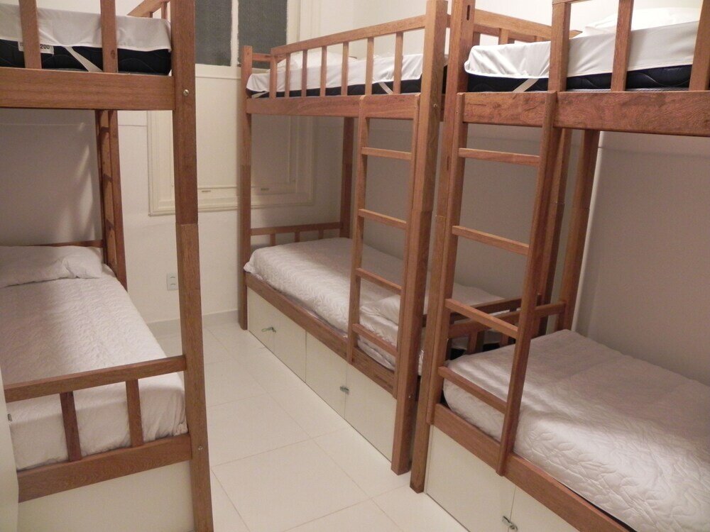 Кровать в общем номере (женский номер) Tô em Casa Hostel