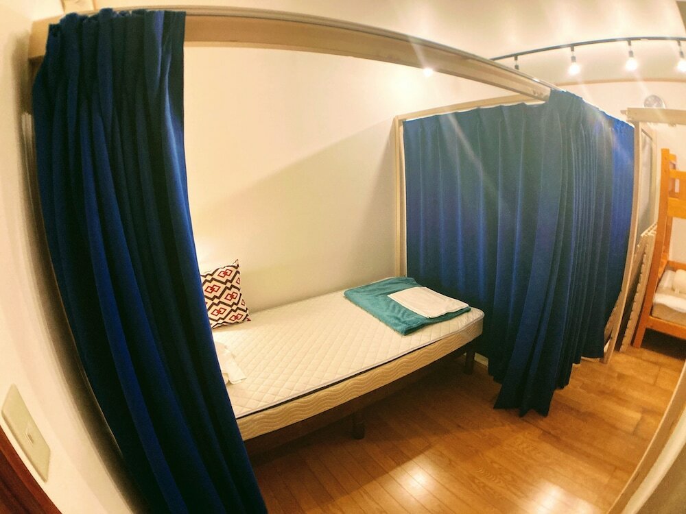 Bed in Dorm Guesthouse LuLuLu 無料朝食 街まで路面電車8分 コンビニ隣