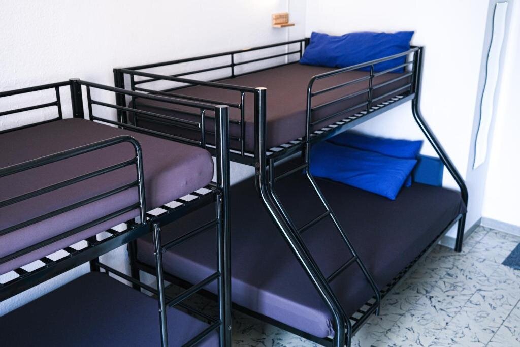 Кровать в общем номере Mana Mana Youth Hostel