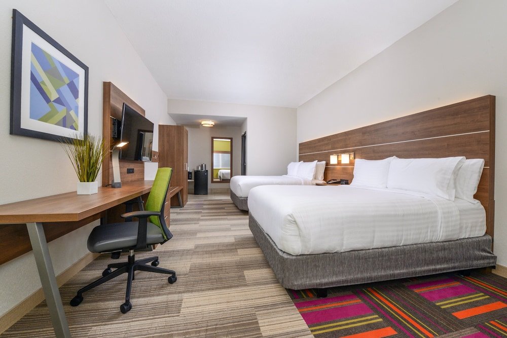 Четырёхместный люкс Holiday Inn Express & Suites Alachua - Gainesville Area, an IHG Hotel