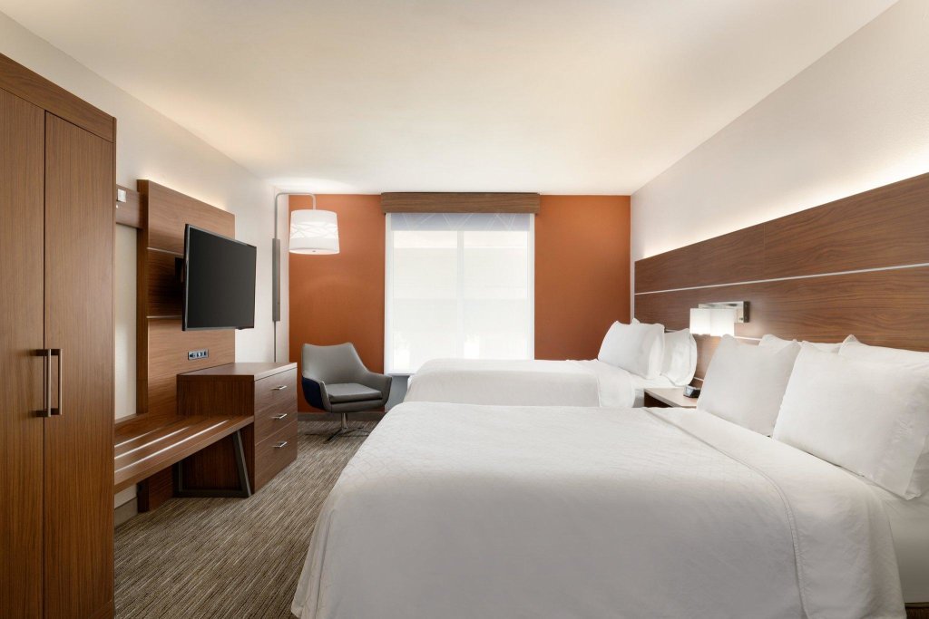 Четырёхместный номер Standard Holiday Inn Express Hotel & Suites Opelika Auburn, an IHG Hotel