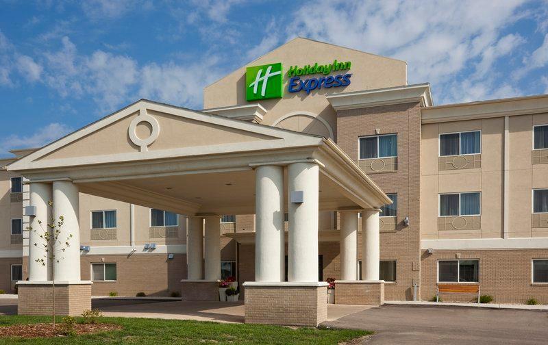 Кровать в общем номере Holiday Inn Express Devils Lake, an IHG Hotel