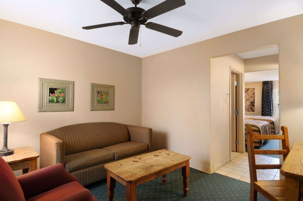 Четырёхместный люкс Days Inn & Suites by Wyndham Llano
