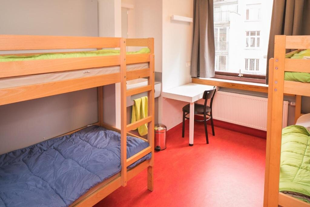 Кровать в общем номере (мужской номер) Hostel Bruegel
