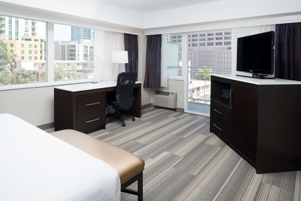 Suite 1 dormitorio con balcón Holiday Inn Express San Diego Downtown, an IHG Hotel