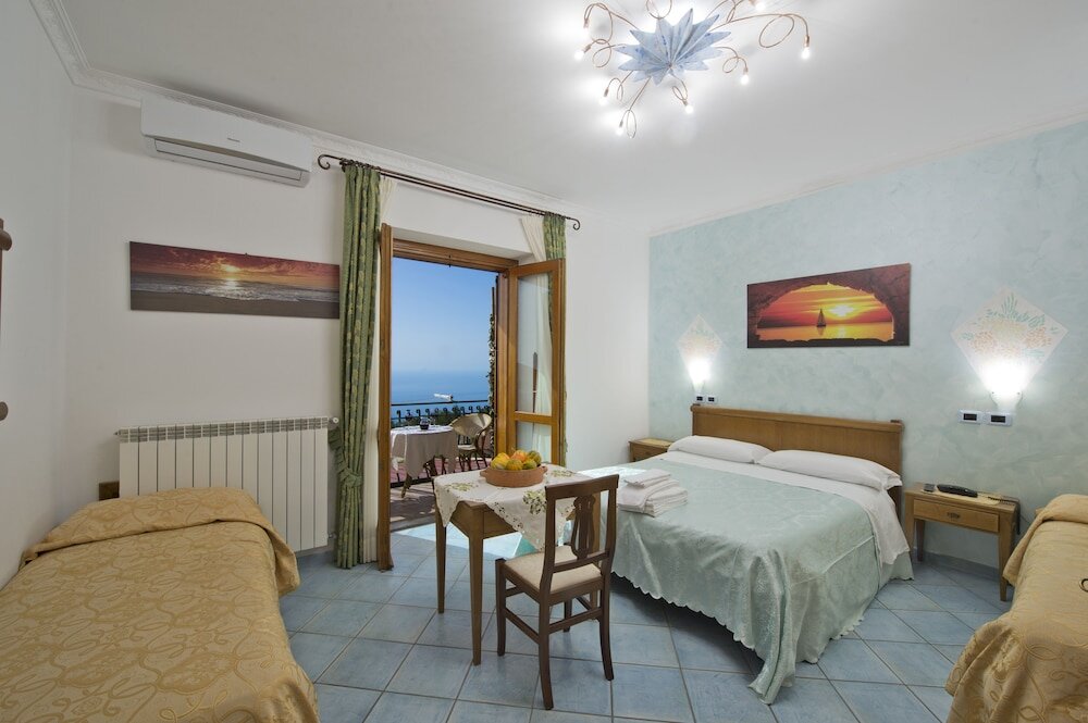 Четырёхместный номер Standard с балконом и с видом на море Agriturismo Mare e Monti