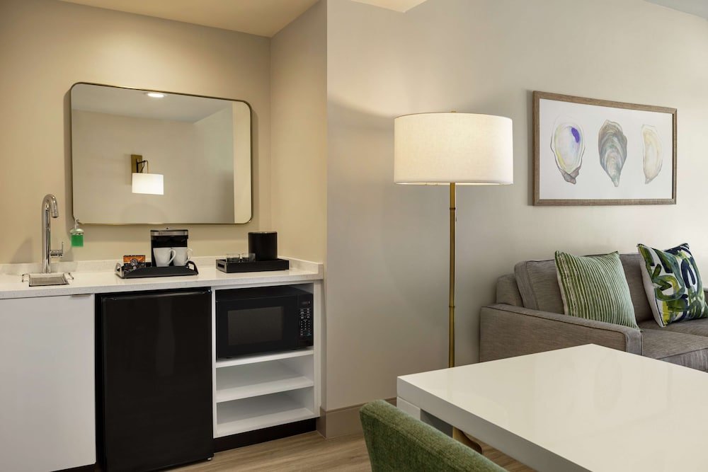 Номер Standard с балконом и с видом на залив Embassy Suites By Hilton Panama City Beach Resort