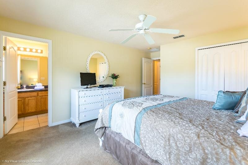 Cama en dormitorio compartido 6 habitaciones Disney Area Executive Homes
