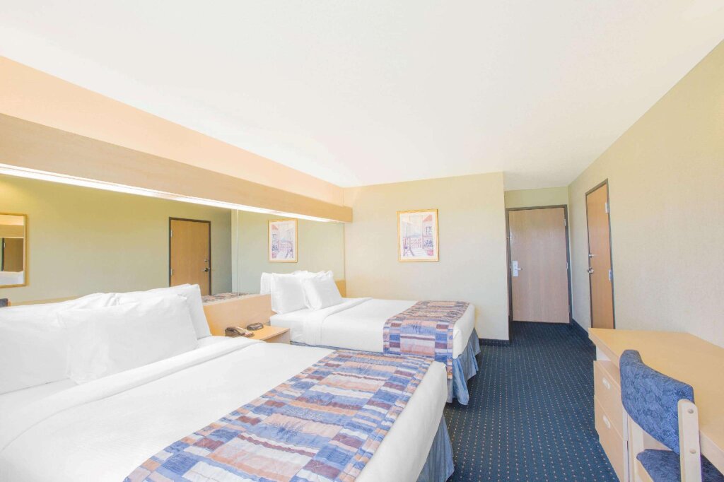 Четырёхместный номер Standard Microtel Inn & Suites by Wyndham Albertville