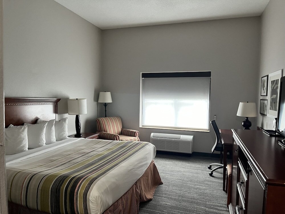 Люкс c 1 комнатой Country Inn & Suites by Radisson, Harrisburg - Hershey West, PA