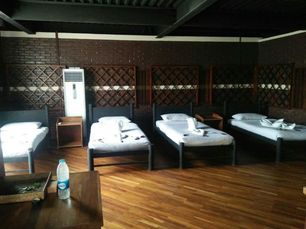 Cama en dormitorio compartido con balcón Bagan Lodge