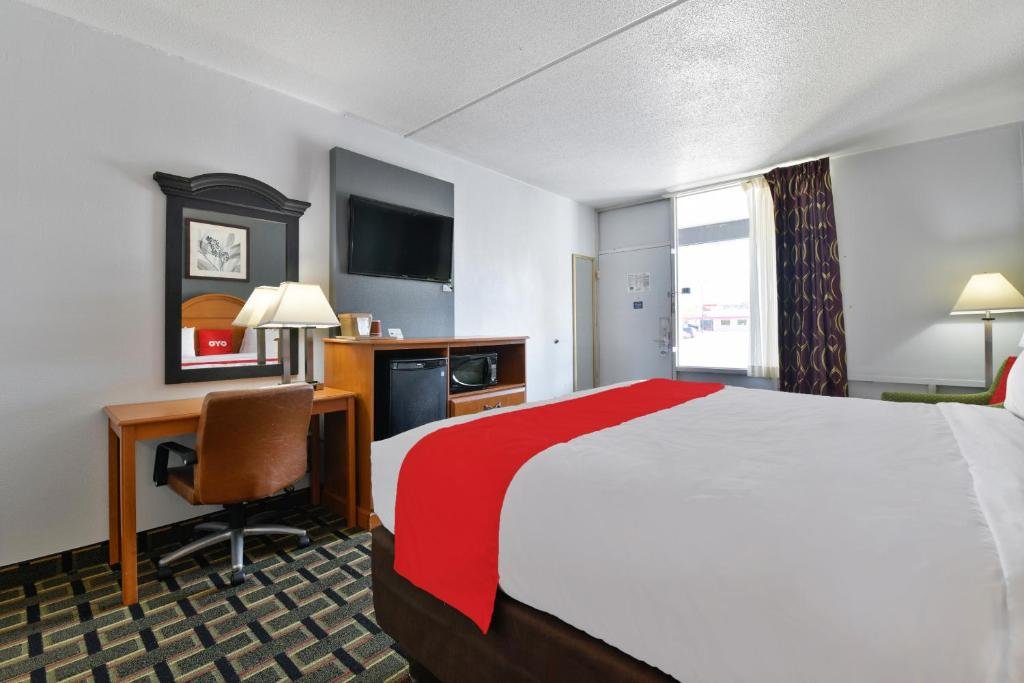 Premium Double room OYO Hotel Twin Lake- Lake Park Valdosta area