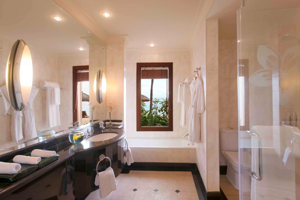 Полулюкс с красивым видом из окна Hilton Mauritius Resort & Spa