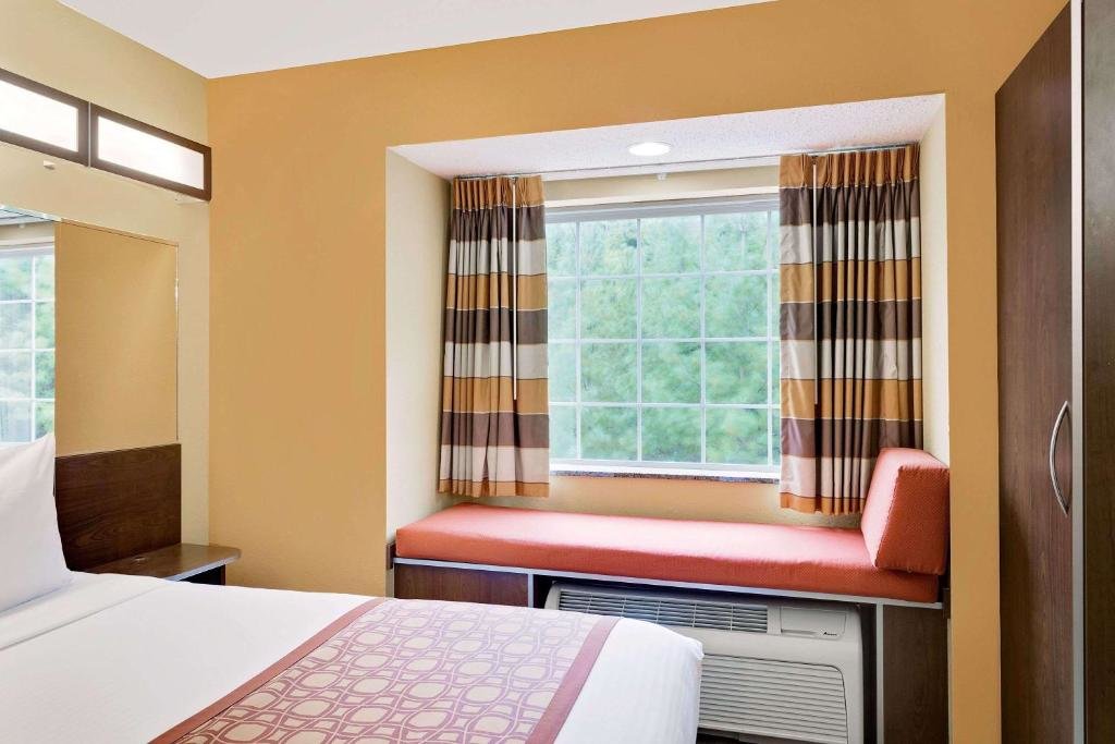 Superior room Microtel Inn & Suites