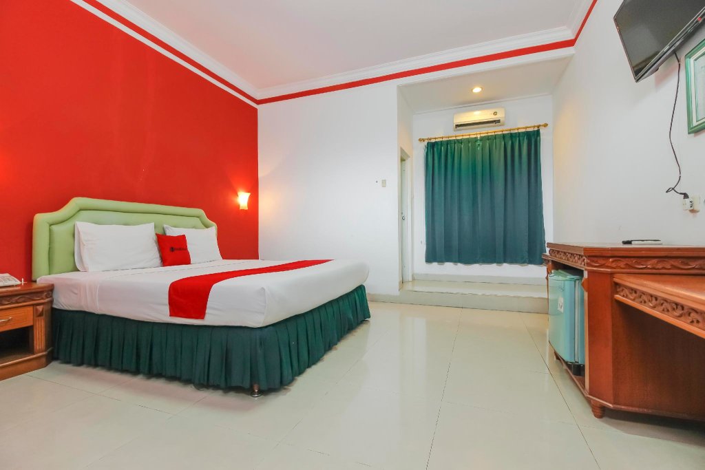 Habitación Premium RedDoorz Plus near Alun Alun Kejaksan Cirebon