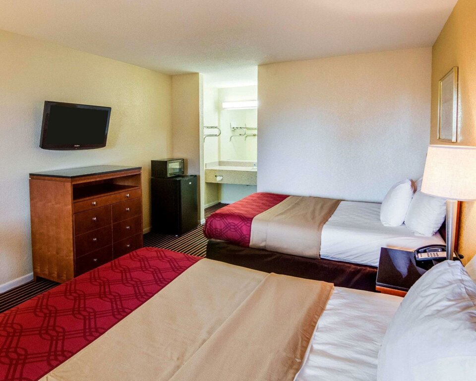 Standard room Rodeway Inn & Suites Highway 290 Northwest