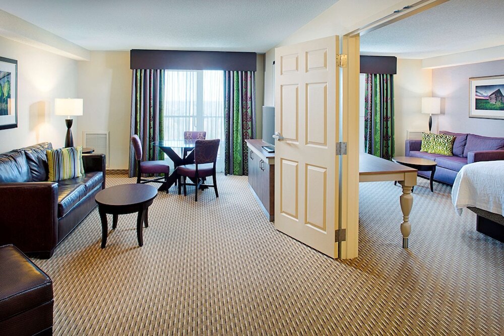 Suite 1 dormitorio con balcón Hilton Garden Inn Hartford North/Bradley Int'l Airport