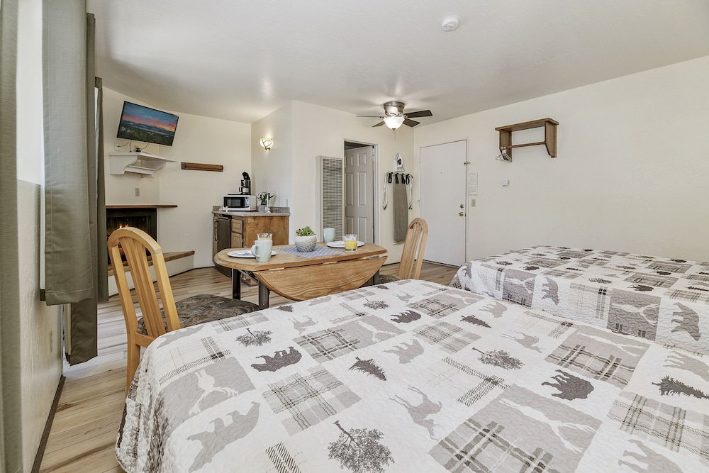 Standard quadruple chambre avec balcon et Vue jardin Big Bear Lake Front Lodge