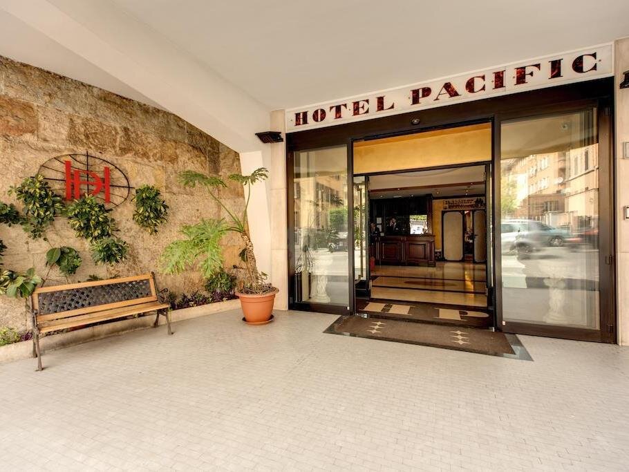 Кровать в общем номере Hotel Pacific