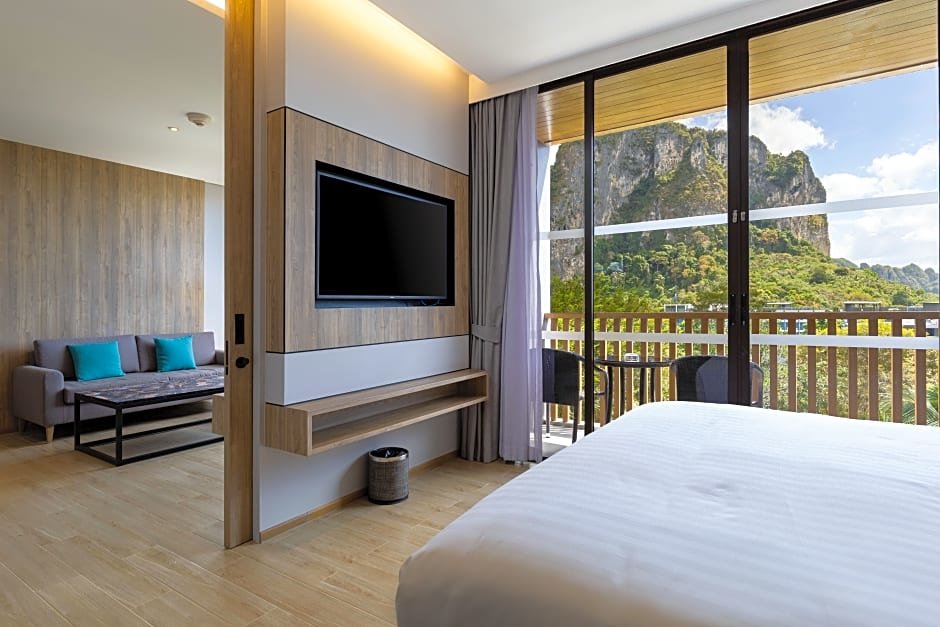 Двухместный люкс с балконом и с видом на город Holiday Inn Resort Krabi Ao Nang Beach, an IHG Hotel