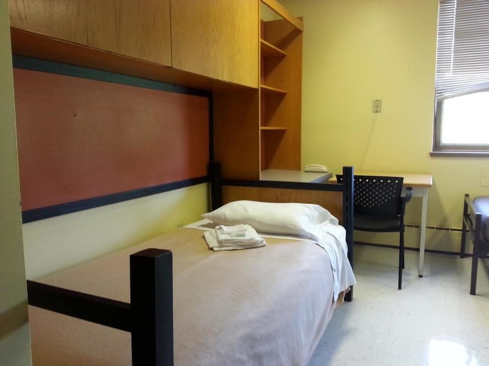Standard Single room Backpacker College at University of Moncton