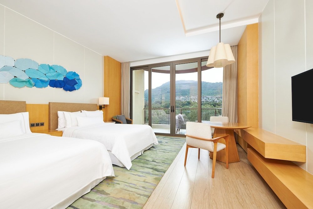Habitación cuádruple Estándar con balcón y con vista a la montaña The Westin Shimei Bay Resort