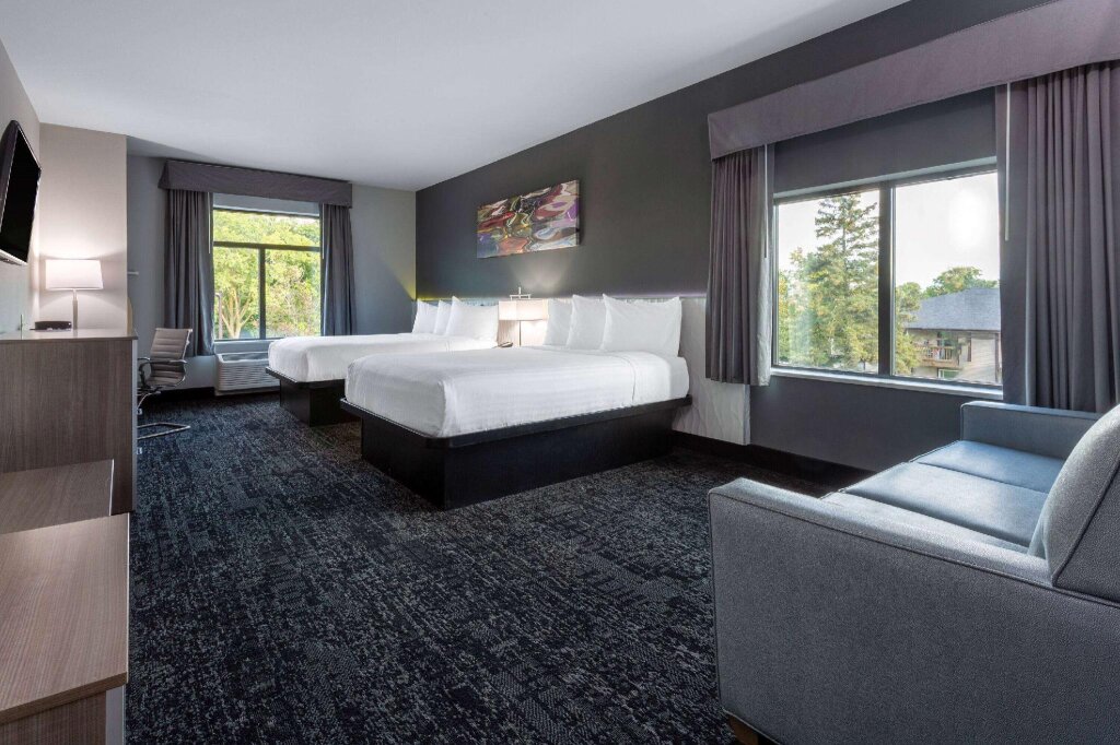 Четырёхместный люкс Baymont Inn & Suites by Wyndham Madison