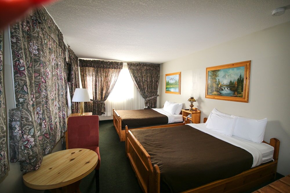 Четырёхместный номер Standard Bighorn Inn & Suites