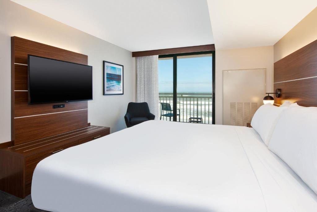 Люкс Holiday Inn Express Hotel & Suites Virginia Beach Oceanfront, an IHG Hotel