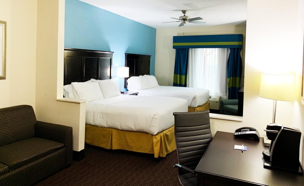 Четырёхместный номер Standard Holiday Inn Express Hotel & Suites Gainesville, an IHG Hotel